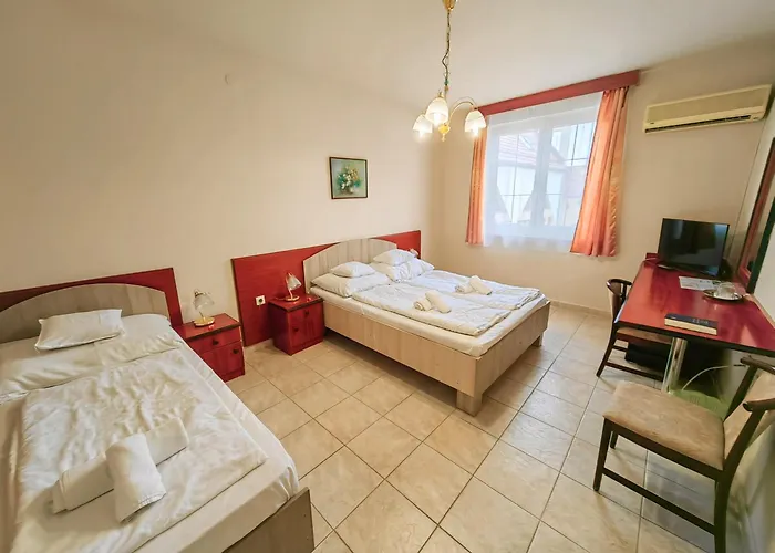 Hotel Nora فندق