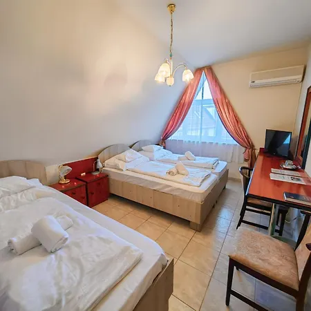 Nóra Hotel 2*